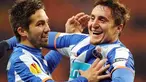 Winger FC Porto Cristian Rodriguez (kanan) mendapat selamat dari rekannya Joao Moutinho usai mencetak gol ke gawang Spartak Moscow di leg kedua perempat final UEFA Europa League di Luzhniki Stadium, 14 April 2011. AFP PHOTO / ALEXANDER NEMENOV 