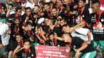 Pemain PMSM Medan merayakan gelar juara Piala Kemerdekaan setelah mengalahkan Persinga Ngawi di final di Stadion Gelora Bung Tomo, Surabaya, Minggu (13/9/2015) malam WIB. (Bola.com/Robby Firly)