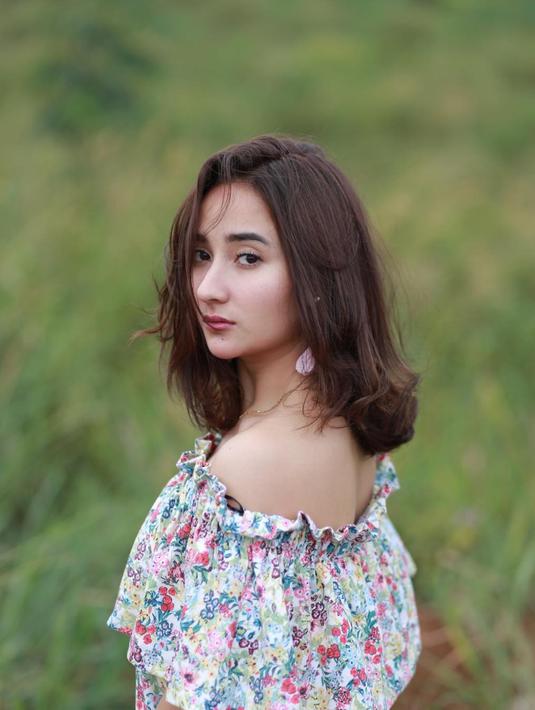 Terlihat sendu. Ini potret Naomi Zaskia saat sedang photoshoot di alam terbuka. Berbalut dress floral, membuatnya makin cantik. (Liputan6.com/IG/naonomnom)