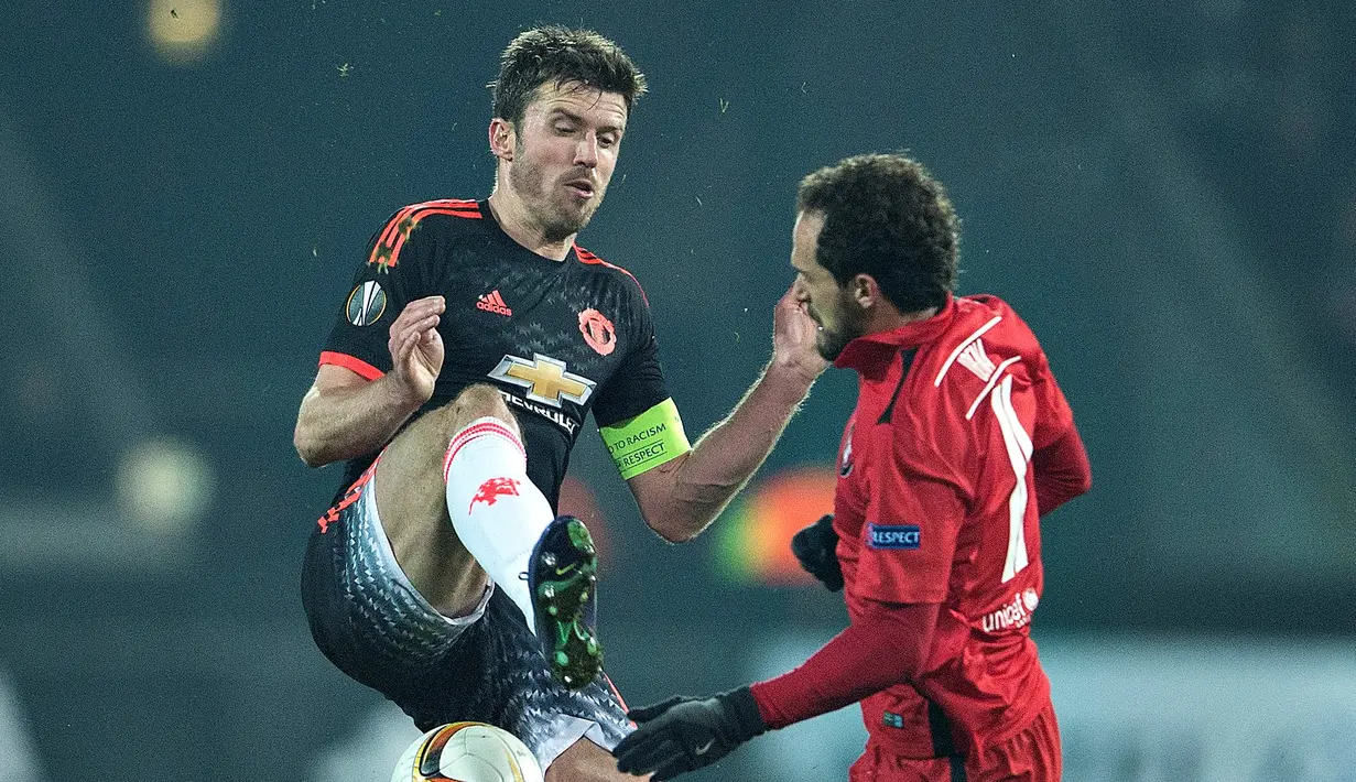 Pemain Midtjylland, Marco Urena (kanan), berebut bola dengan pemain MU, Michael Carrick, pada laga leg pertama 32 besar Liga Europa di Stadion MCH Arena, Hernin, Denmark, Jumat (19/2/2016) dini hari WIB. (AFP/Scanpix Denmark/Henning Bagger)
