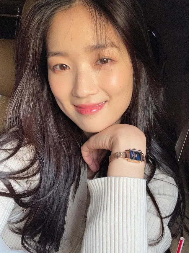 Kim Hye-yoon kenakan jam tangan Lucky Bee Mine Blue/dok. Olivia Burton
