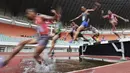 Para pelari melompat saat tampil pada Kejurnas Atletik 2019 nomor 3.000 meter steeplechase senior di Stadion Pakansari, Bogor, Rabu (8/8). Kejurnas Atletik berlangsung dari 3-7 Agustus. (Bola.com/Vitalis Yogi Trisna)