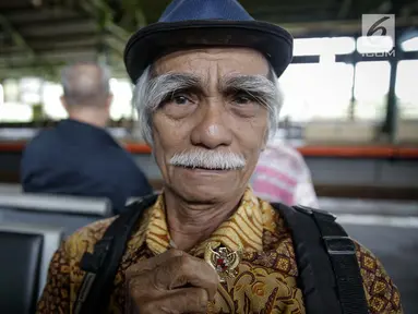 Seorang penumpang menunjukan pin garuda di Stasiun Gambir, Jakarta, Kamis (1/6). Dalam rangka memperingati HUT Pancasila PT KAI Daop 1 memberikan pin dan bendera merah putih kepada penumpang kereta api. (Liputan6.com/Faizal Fanani)