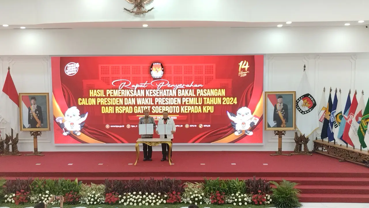 Kepala RSPAD Gatot Subroto Budi Sulistya menyerahkan hasil tes kesehatan seluruh bakal capres dan cawapres untuk Pemilu 2024 ke KPU, Jumat (27/10/2023).