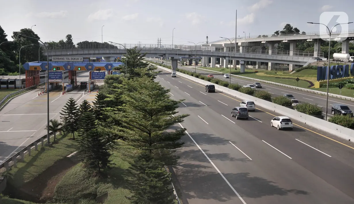 Sejumlah kendaraan melintasi ruas Tol Pondok Pinang-TMII, Jakarta, Rabu (22/4/2020). Mulai 24 April 2020, pemerintah membatasi kendaraan yang melewati jalan tol hanya untuk kepentingan mengangkut logistik, layanan kesehatan, hingga perbankan. (merdeka.com/Iqbal S. Nugroho)
