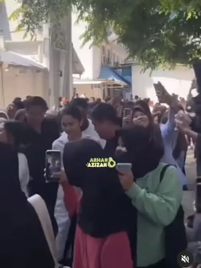 5 Momen Azizah Salsha Temani Arhan ke Kampus Tempat Kuliah, Dikerubungi Mahasiswa