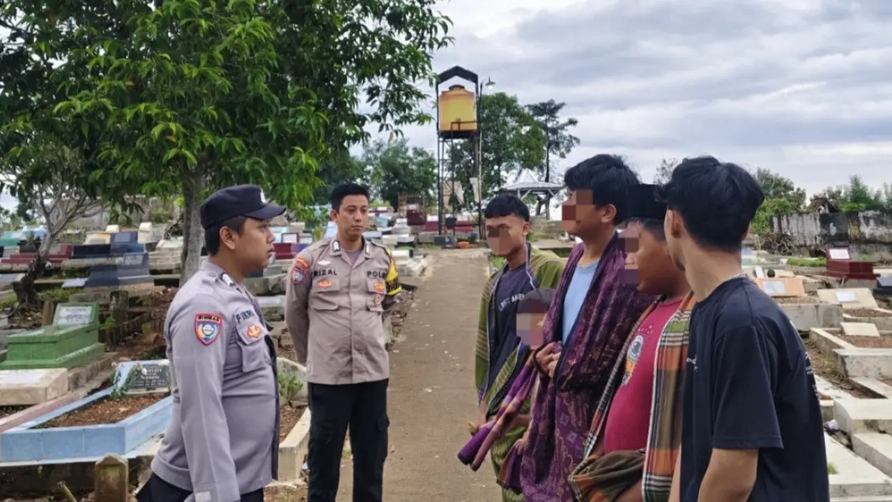 Polisi membubarkan para remaja yang perang petasan di TPU Pringsewu Selatan. (Istimewa)