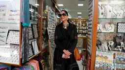 Artis asal India, Sonam Kapoor saat berbelanja selama kunjungannya di Kota Tua Yerusalem 30 Mei 2016. Wanita yang tampil Cannes Film Festival 2016 ini merupakan salah satu selebriti paling fashionable di India. (REUTERS / Ammar Awad)