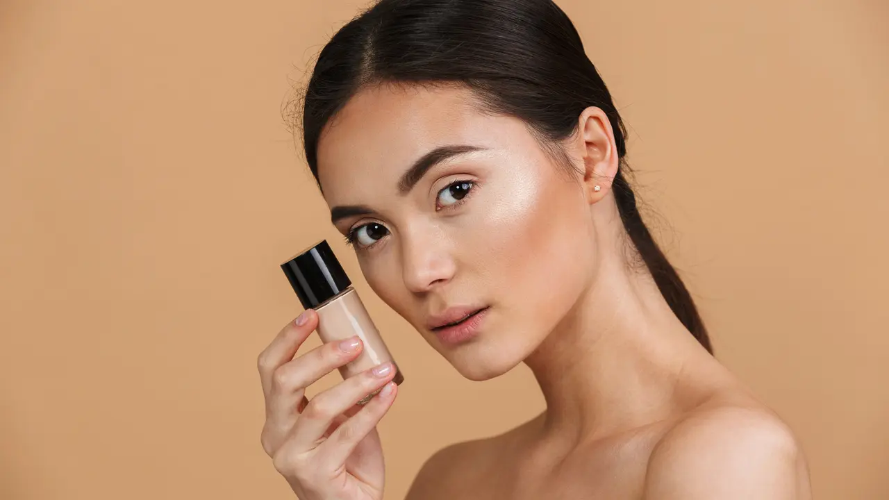 Rahasia Makeup Flawless: Pilih Brush, Beauty Blender, atau Jari untuk Mengaplikasikan Foundation Ya?
