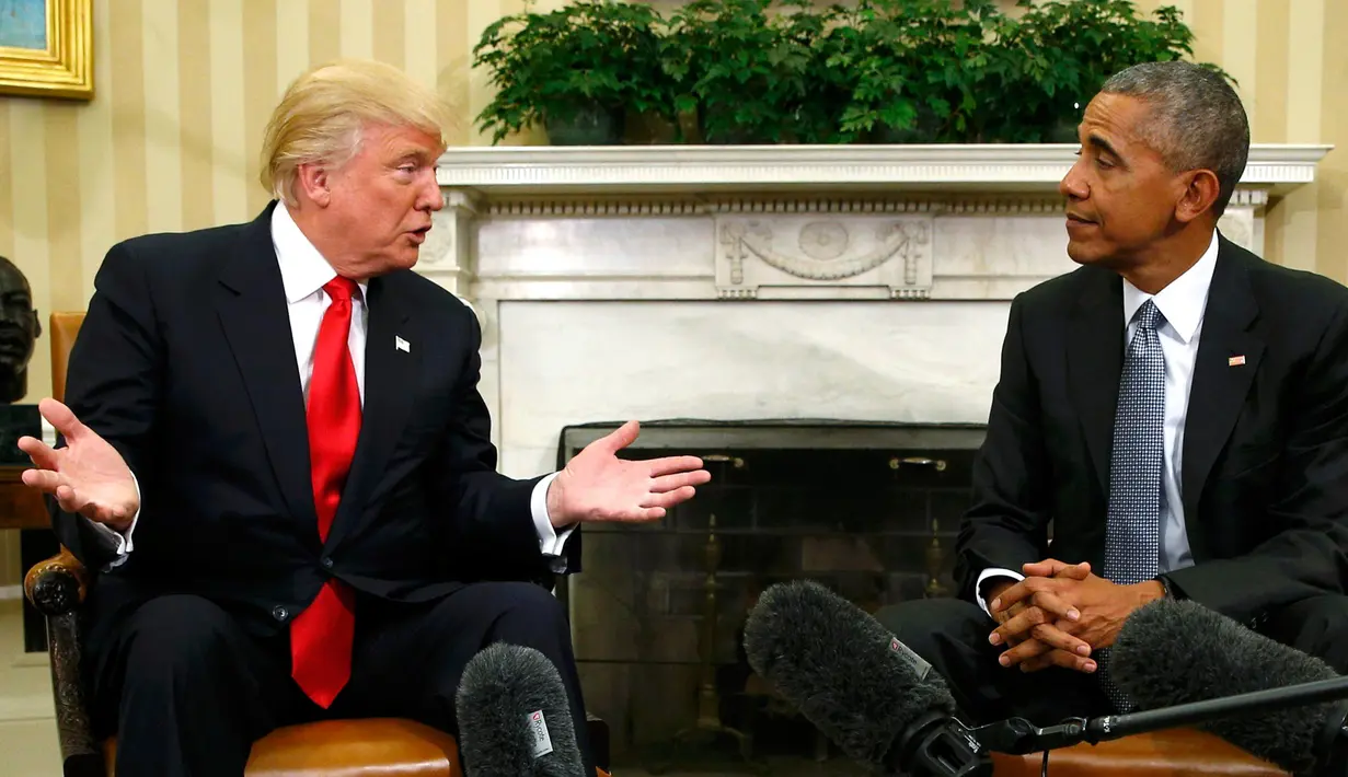 Presiden terpilih Donald Trump berbincang dengan Presiden Barack Obama di Gedung Putih, Washington, AS, Kamis (10/11). Obama berharap Trump bisa memimpin semua warga AS dengan adil dan baik. (REUTERS / Kevin Lamarque)