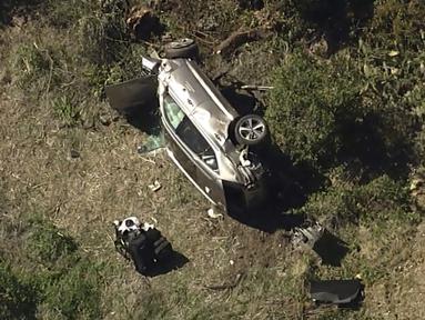 Foto udara yang diambil oleh KABC-TV memperlihatkan kondisi mobil milik Tiger Woods usai mengalami kecelakaan. (Foto: AP/KABC-TV)