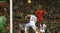 Christian Benteke, Striker Liverpool membuang peluang emas setelah menerima umpan Adam Lallana. Liverpool kalah 1-2 dari Crystal Palace.