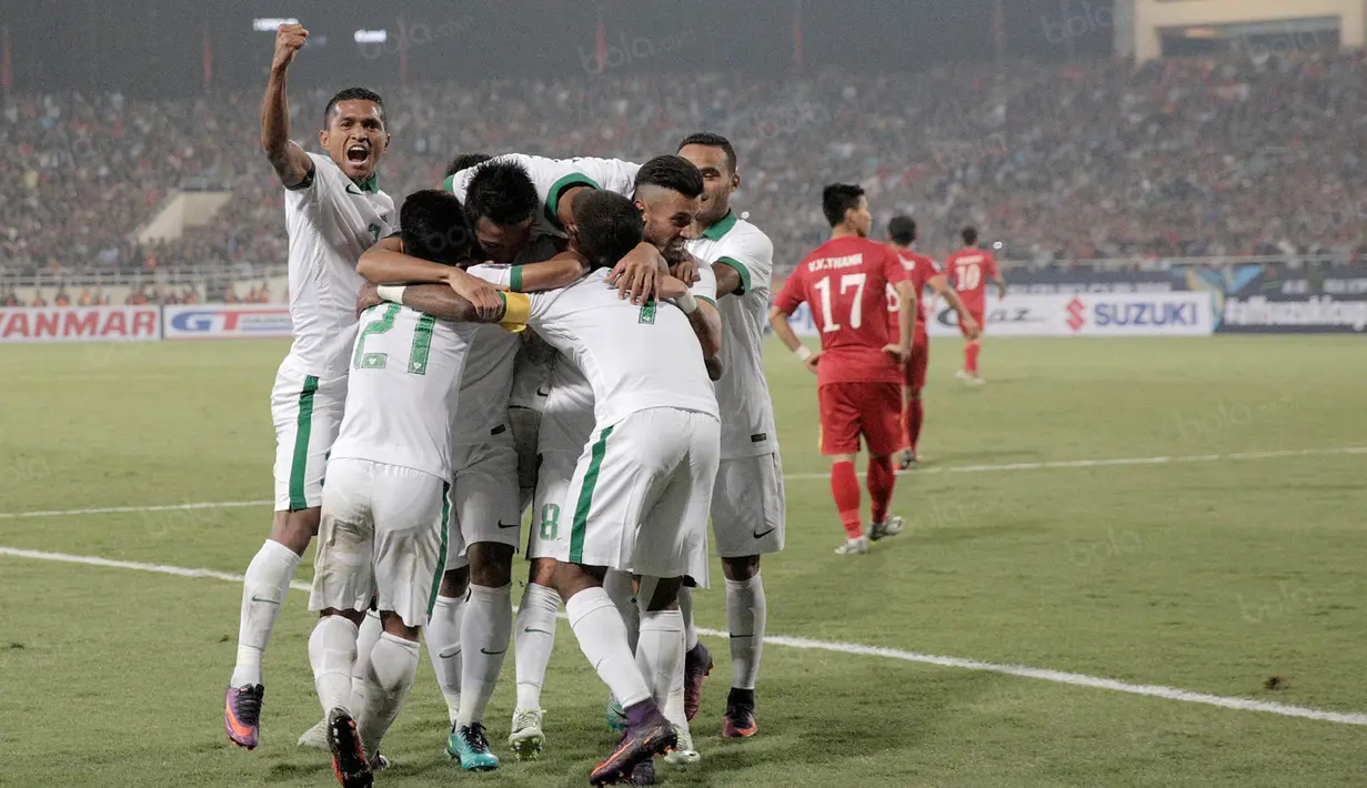 Para pemain Timnas Indonesia dan official merayakan keberhasilan menyingkirkan Vietnam dari Piala AFF 2016 di Stadion My Dinh, Hanoi, Kamis (7/12/2016). Indonesia menang agregat 4-3 atas Vietnam. (Bola.com/Peksi Cahyo)