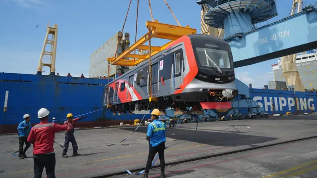 KAI Commuter kembali menerima kedatangan sarana Kereta Rel Listrik (KRL) baru sebanyak 2 trainset, atau 24 rangkaian kereta (SF12) dari perusahaan asal China, CCRC Qingdao Sifang di Pelabuhan Tanjung Priok, Jakarta.