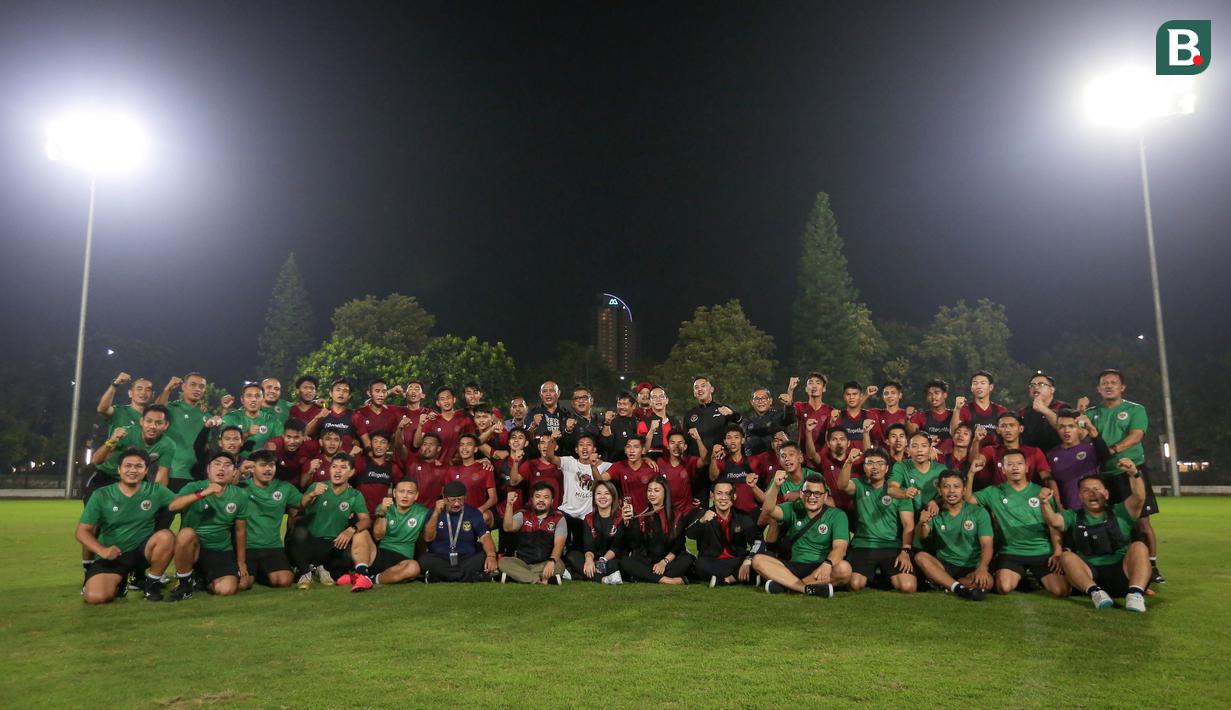 <p>Pemain, Tim Pelatih, Official, Tim NOC Indonesia, dan CdM SEA Games 2023 Lexyndo Hakim berfoto bersama setelah Timnas Indonesia U-22 berlatih untuk SEA Games 2023 di Lapangan A, Kompleks Stadion Utama Gelora Bung Karno (SUGBK), Senayan, Jakarta, Rabu (05/04/2023). Garuda Muda nantinya akan tergabung di Grup A bersama tuan rumah Kamboja, Timor Leste, Filipina, dan Myanmar. (Bola.com/Bagaskara Lazuardi)</p>