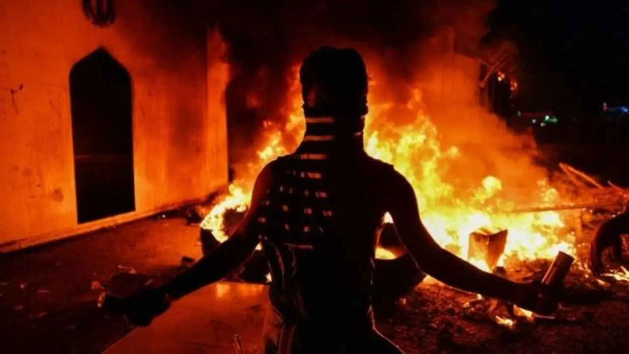 Konsulat Iran di Irak dibakar demonstran. (AFP)