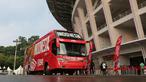 Sebuah bus baru yang akan menjadi sarana transportasi Timnas Indonesia diperkenalkan jelang laga FIFA Matchday melawan Timnas Argentina di Stadion Utama Gelora Bung Karno, Jakarta, Minggu (18/6/2023). Bus tersebut akan digunakan untuk kepentingan Timnas Indonesia berbagai kelompok umur dan sepak bola wanita. (Bola.com/Bagaskara Lazuardi)