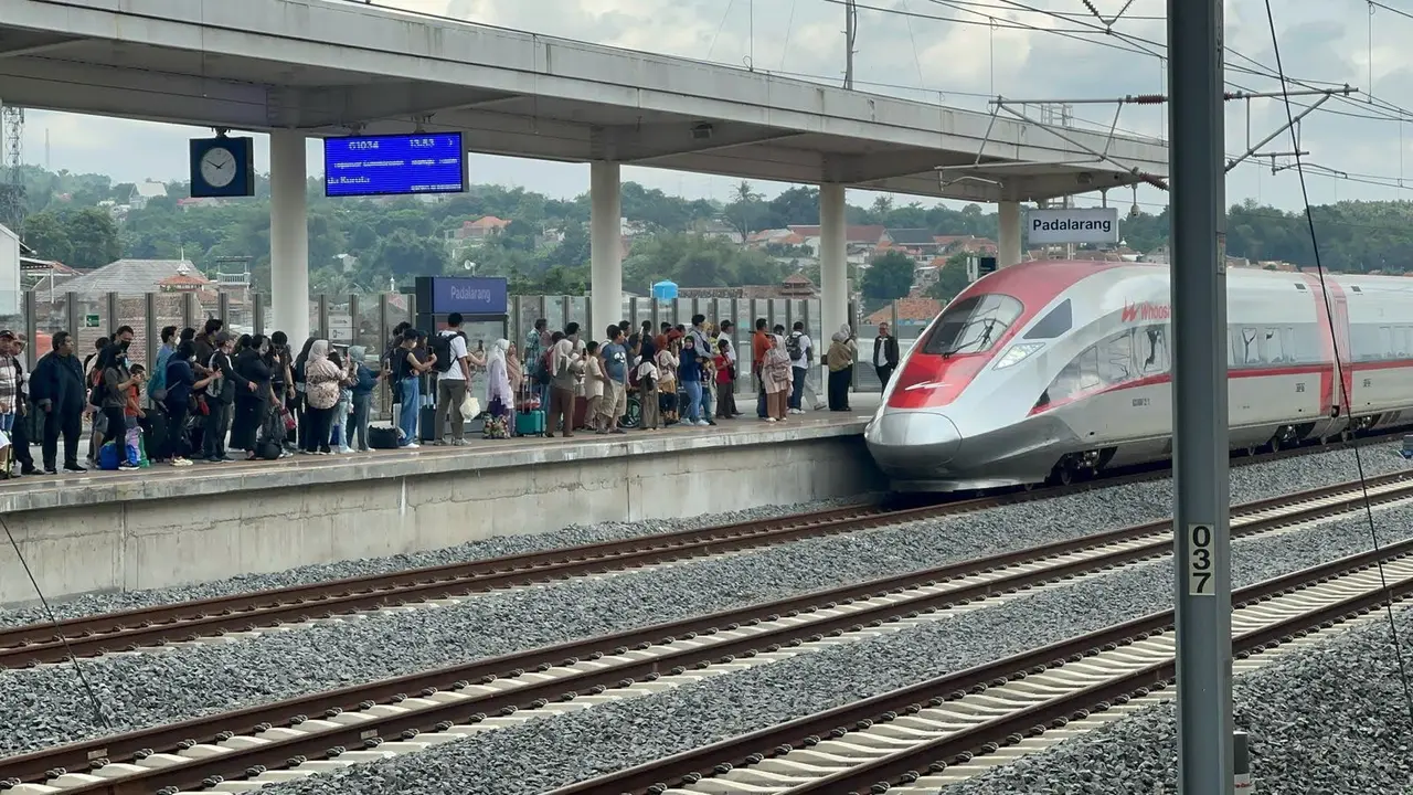 KCIC mengecam tindakan penumpang yang menahan pintu kereta cepat Whoosh. (Foto: KCIC)