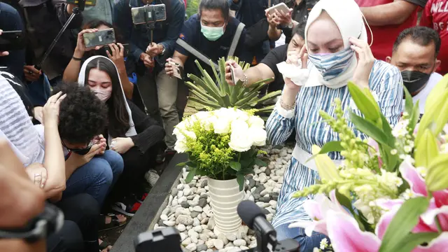 Angelina Sondakh ziarah ke makam suaminya Adjie Massaid usai bebas dari penjara. Angie ditemani anak-anaknya. (Kapanlagi.com/Akrom Sukarya)