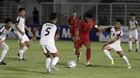 Striker Timnas Indonesia U-16, Ahmad Athallah, berusaha melewati pemain Brunei Darussalam pada laga babak Kualifikasi Piala AFC U-16 2020 di Stadion Madya, Jakarta, Jumat (20/9). Indonesia menang 8-0 atas Brunei. (Bola.com/Yoppy Renato)