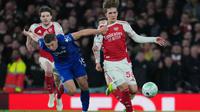 Arsenal pun terus berupaya memecah kebuntuan. Tampak dalam foto, pemain Everton, Vitaliy Mykolenko (tengah) menarik Max Dowman dari Arsenal selama pertandingan lanjutan Premier League musim 2025/2026 melawan Everton di Emirates Stadium, Inggris, Sabtu 14 Maret 2026 waktu setempat atau Minggu (15/3/2026) dini hari WIB. (AP Photo/Kin Cheung)