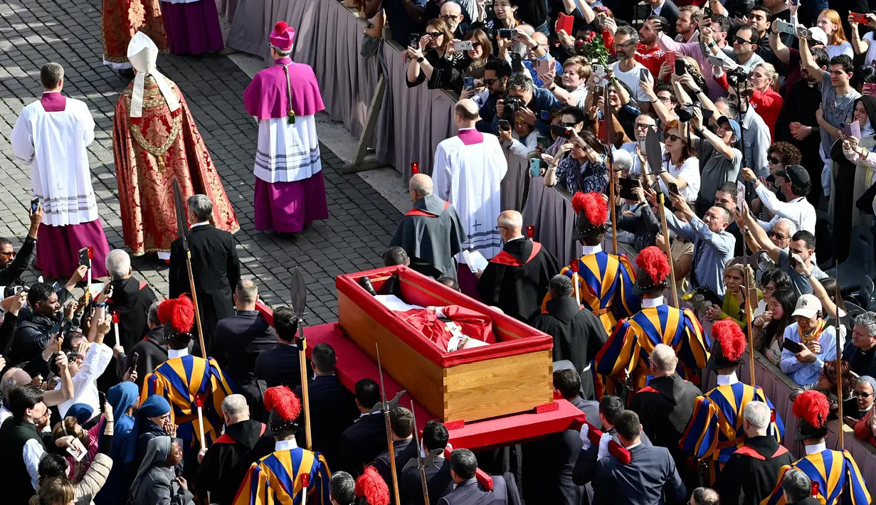 Prosesi pemindahan jenazah dimulai pada pukul 09.00 waktu setempat dari kapel kediamannya menuju Basilika Santo Petrus, Vatikan. (Isabella BONOTTO/AFP)