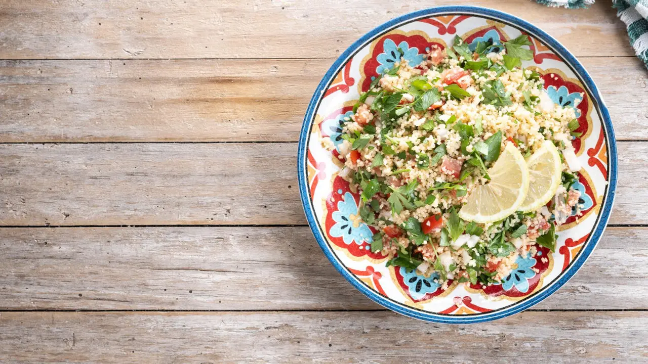 Couscous Bowl Sayur dengan Saus Lemon Tahini, Solusi Menu Sehat Simpel untuk Hari yang Sibuk
