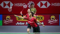 Ganda campuran Indonesia, Dejan Ferdinansyah/Gloria Emanuelle Widjaja berusaha mengembalikan bola di depan net saat menghadapi pasangan Thailand, Dechapol Puavaranukroh/Sapsiree Taerattanachai pada laga babak perempatfinal turnamen bulu tangkis Indonesia Open 2024 di Istora Senayan, Jakarta, Jumat (7/6/2024). Dejan Ferdinansyah/Gloria Emanuelle Widjaja kalah dua game langsung 16-21, 17-21. (Bola.com/Bagaskara Lazuardi)