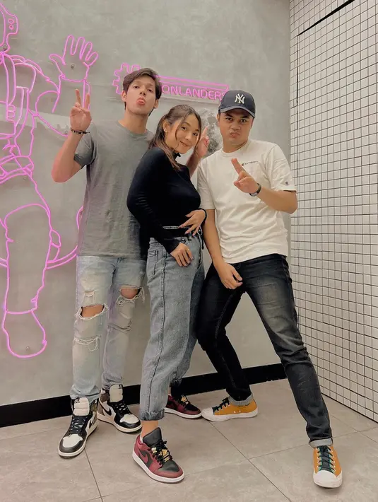 Nge-date dengan fashion kasual pakai jeans dan kaus, Dinda Kirana dan Naufal Samudra tampil serasi dengan sneakers yang sama tapi berbeda warna. (Foto: Instagram @dindakirana.s)