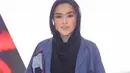 Ini gaya boyish Sivia Azizah saat mulai mengenakan hijab. Tampak anggun dan cantik, bukan? (Kapanlagi.com/ Nurwahyunan)