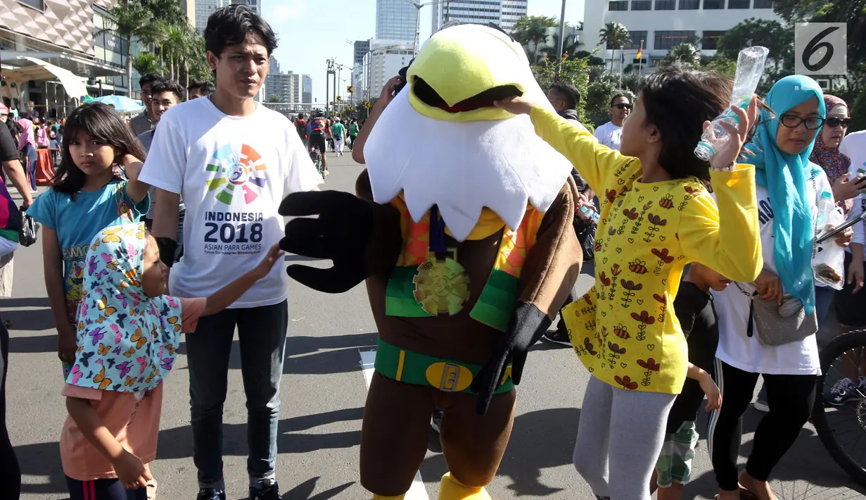 Badut karakter burung berinteraksi dengan anak-anak di kawasan Bundaran HI, Jakarta, Minggu (1/4). Maskot dan badut lainnya menyapa masyarakat dalam rangka sosialisasi Asian Games 2018 yang akan digelar pada 18 Agustus 2018. (Liputan6.com/Arya Manggala)