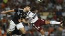 Bek Argentina Walter Kannemann saat berduel dengan pemain Meksiko, Henry Martin Meksiko pada laga persahabatan yang berlangsung di stadion Malvinas, Rabu (21/11). Argentina menang 2-0 atas Meksiko (AFP/Andres Larrovere)