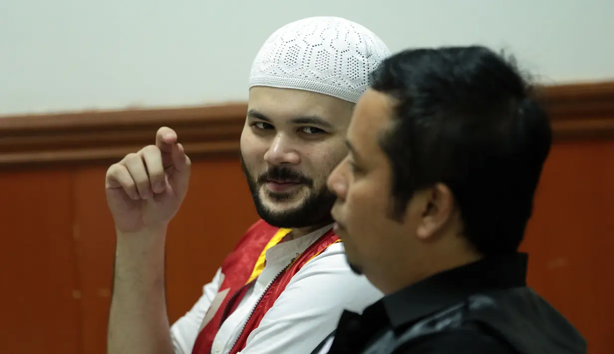 Sidang tuntutan penyalahgunaan narkotika yang melibatkan Ridho Rhoma kembali di gelar pada Selasa (29/8/2017). Berbeda dengan sidang sebelumnya, Ridho yang didampingi oleh manajernya, Tanti terlihat banyak senyum. (Deki Prayoga/Bintang.com)