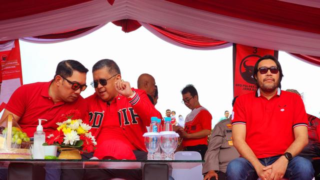 Gubernur Jabar Ridwan Kamil dan Sekjen PDIP Hasto Kristiyanto Kompak Pakai Baju Merah Saat Senam Pagi di Bandung