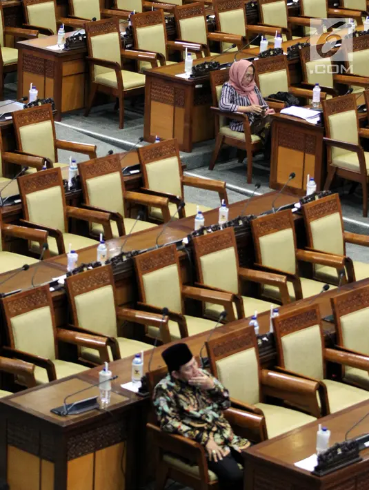 Anggota dewan di antara bangku-bangku kosong saat mengikuti rapat paripurna DPR di Kompleks MPR/DPR, Senayan, Jakarta, Selasa (23/9/2019). Rapat tersebut memiliki agenda pengambilan keputusan strategis terhadap enam RUU, di antaranya RUU Pemasyarakatan dan RUU Pesantren. (Liputan6.com/Johan Tallo)