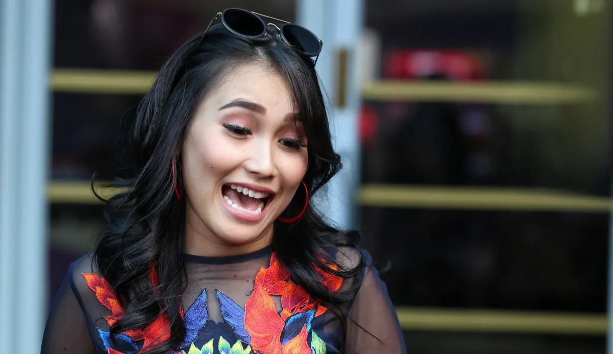 "Ya saya kan sama Raffi nggak di belakang kamera, nggak di depan kamera, namanya orang bercanda. Saya di tv juga sering kayak gitu, jadi nggak ada yang perlu diklarifikasi karena emang nggak ada apa-apa juga," ujar Ayu Ting Ting.(Adrian Putra/Bintang.com)