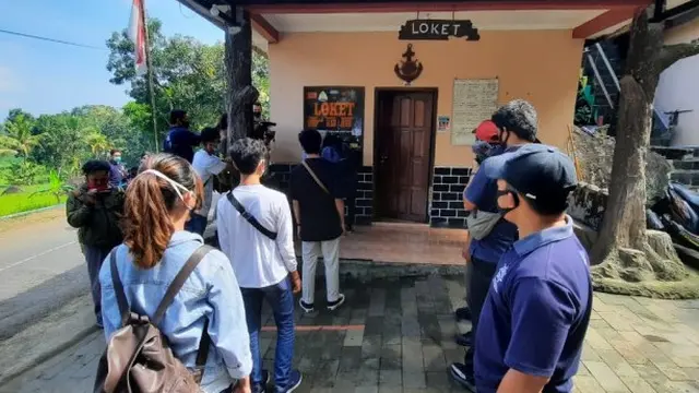 Simulasi protokol kesehatan di loket pembayaran Gunung Api Purba, Nglanggeran. | Foto: gunungapipurba.com