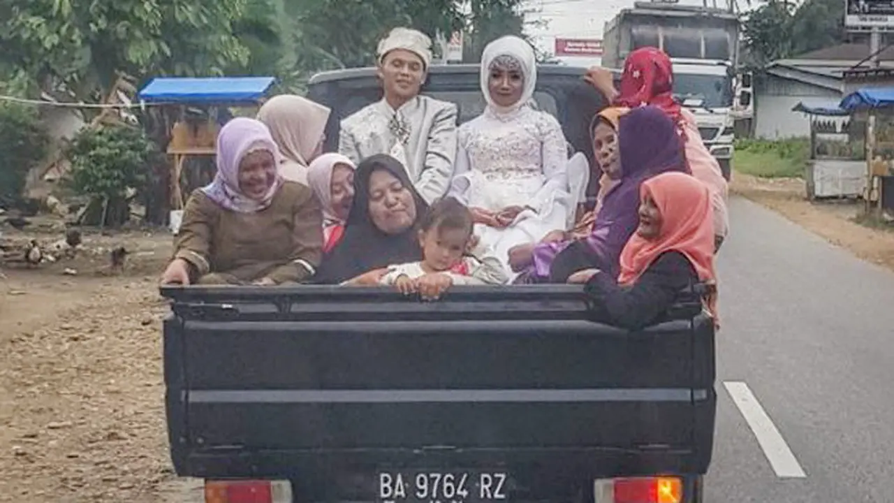 Pengantin di Mobil Pick Up