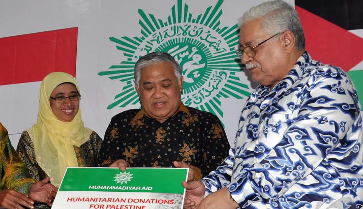 Sumbangan tersebut berhasil terkumpul sebesar Rp 2,5 milyar dan diberikan Din secara simbolis kepada Kedubes Palestina untuk Indonesia Fariz N. Mehdawi, Jakarta, Selasa (9/9/2014) (Liputan6.com/Miftahul Hayat)