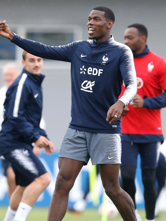 Gelandang timnas Prancis, Paul Pogba saat mengikuti sesi latihan di Glebovets, Rusia, (4/7). Prancis akan bertanding melawan Uruguay pada babak 8 besar Piala Dunia 2018 di Nizhny Novgorod Stadium. (AP Photo/David Vincent)