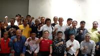 Pengurus Asprov PSSI Jawa Barat, pengurus Persib Bandung, dan perwakilan bobotoh bertemu muka untuk memberikan dukungan kepada Mochamad Iriawan atau Iwan Bule untuk menjadi ketua PSSI. (Bola.com/Erwin Snaz)