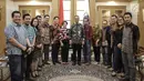 Jajaran manajemen Emtek Group  berfoto bersama dengan Gubernur DKI Jakarta Anies Baswedan saat berkunjung ke Balaikota, Jakarta, Kamis (29/3). (Liputan6.com/Faizal Fanani)