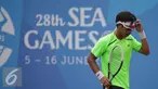 Petenis Indonesia, Christopher Rungkat tertunduk usai dikalahkan D Udomchoke (Thailand) di nomor beregu putra Sea Games 2015 di Kallang Tenis Centre, Singapura, Selasa (9/6/2015). Christopher Rungkat kalah 0-6, 4-6. (Liputan6.com/Helmi Fithriansyah)