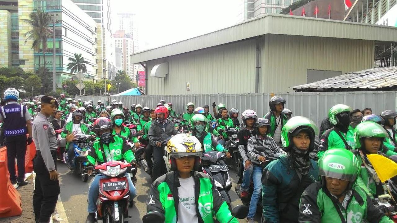 Pengemudi Gojek melintas di Bundaran HI