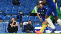 Pelatih Chelsea, Frank Lampard menyaksikan pemainnya bertanding melawan Norwich City pada pertandingan lanjutan Liga Inggris di Stamford Bridge, London, Inggris (14/7/2020). Chelsea menang tipis 1-0 atas Norwich. (AP Photo/Adam Davy,Pool)