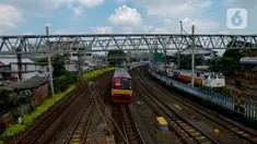 Kereta Rel Listrik (KRL) Commuter line melintas di Stasiun Klender, Jakarta, Kamis(16/4/2020). Kereta rel Listrik Commuter line untuk wilayah Jabodetabek direncanakan akan diberhentikan mulai 18 April 2020. Penghentian dilakukan sementara setelah PSBB di wilayah Tangerang. (merdeka.com/Imam Buhori)