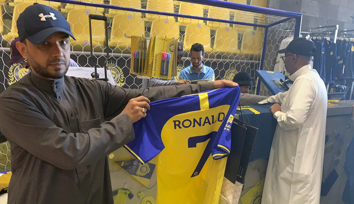 Selain penjualan jersey, dampak luar biasa lainnya dari bergabungnya Cristiano Ronaldo dengan Al Nassr adalah dengan lonjakan pengikut instagram milik Al Nassr dari 800 ribu menjadi 5,4 juta pengikut hingga Minggu (1/1/2023) siang WIB. (AFP/Fayez Nureldine)