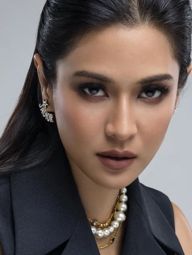 Biasa Natural, 6 Potret Dian Sastro dengan Makeup Tebal Ini Bikin Pangling