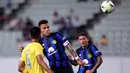 Striker Inter Milan, Lautaro Martinez (tengah) melepaskan sundulan saat menghadapi Al Nassr pada laga pramusim 2023/2024 di Nagai Stadium, Osaka, Jepang, Kamis (27/7/2023) sore WIB. (AFP/Paul Miller)