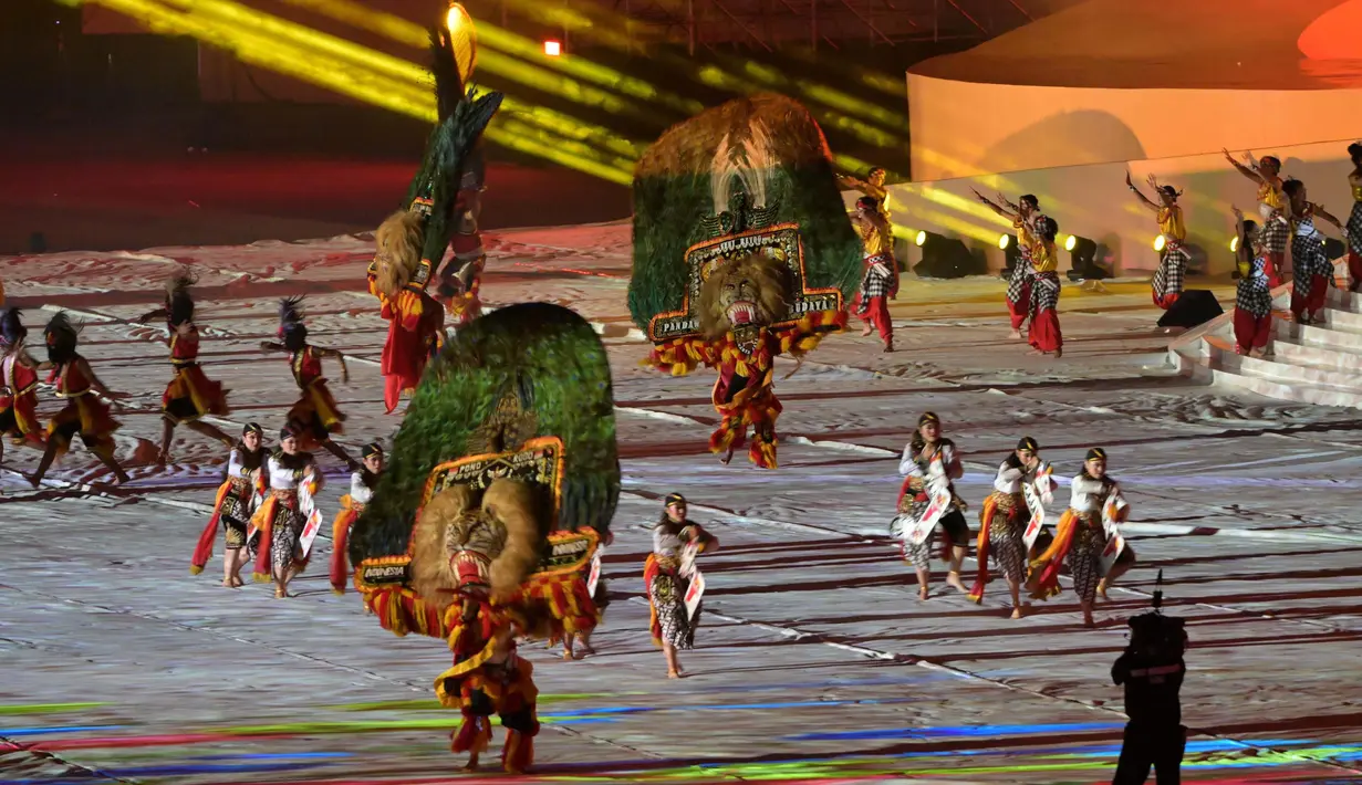 Grup kesenian reog Ponorogo beraksi saat Upacara Pembukaan Pekan Paralimpiade Nasional XVII di Stadion Manahan, Solo, Minggu (6/10/2024). (PB PEPARNAS XVII/Sri Nugroho)